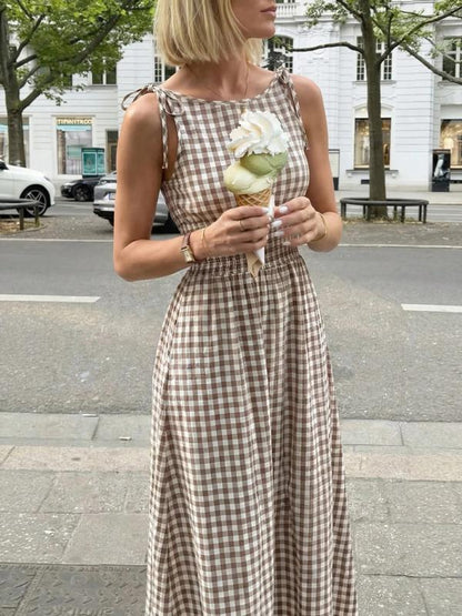 👗 BEGRÄNSAD TID – 50 % RABATT! 💥 Retro gingham ärmlös klänning – smockad överdel, justerbara axelband & luftig passform, perfekt för sommar & semester 🌸