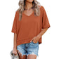 🌿 Dam V-ringad blus med halv ärm – patchwork-fåll, avslappnad passform & perfekt för jeans, kjol & shorts, unik & bohemisk 🧵