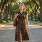 Elegant klänning med uppvikt krage & leopardmönster 🐆 Djärv stil, mjukt fall – enkel elegans för alla tillfällen ✨