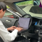 🍔 2-i-1 bilbricka & spaltfyllare – använd som rattbricka för mat & laptop, fyll sätesspalten så mobil & nycklar inte faller, enkel att montera 🔧