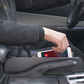 🍔 2-i-1 bilbricka & spaltfyllare – använd som rattbricka för mat & laptop, fyll sätesspalten så mobil & nycklar inte faller, enkel att montera 🔧