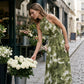 👗🌺 Dam halterneck-klänning i akvarelltryck – smockad midja framhäver figuren, flödande siluett döljer höfterna, romantisk & chic 🌸