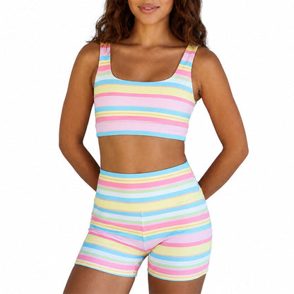 🌬️ Dam regnbågsrandigt tanktop & shorts-set – andningsbart, mjukt & perfekt för lata dagar & varma kvällar 🌅