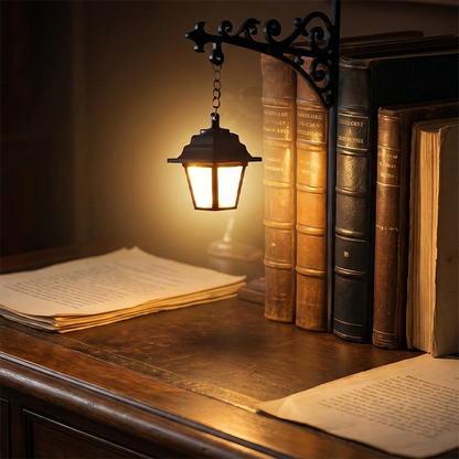 💡📚 Serre-livres lampadaire rétro miniature avec lumière – Alliage vieilli fait main, lueur chaleureuse, transformez votre étagère en ruelle parisienne éclairée, l’accessoire magique pour les amoureux de lecture et de déco cosy 🌙🚶‍♂️