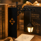 💡📚 Serre-livres lampadaire rétro miniature avec lumière – Alliage vieilli fait main, lueur chaleureuse, transformez votre étagère en ruelle parisienne éclairée, l’accessoire magique pour les amoureux de lecture et de déco cosy 🌙🚶‍♂️