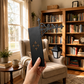 💡📚 Serre-livres lampadaire rétro miniature avec lumière – Alliage vieilli fait main, lueur chaleureuse, transformez votre étagère en ruelle parisienne éclairée, l’accessoire magique pour les amoureux de lecture et de déco cosy 🌙🚶‍♂️