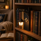 💡📚 Serre-livres lampadaire rétro miniature avec lumière – Alliage vieilli fait main, lueur chaleureuse, transformez votre étagère en ruelle parisienne éclairée, l’accessoire magique pour les amoureux de lecture et de déco cosy 🌙🚶‍♂️