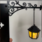 💡📚 Serre-livres lampadaire rétro miniature avec lumière – Alliage vieilli fait main, lueur chaleureuse, transformez votre étagère en ruelle parisienne éclairée, l’accessoire magique pour les amoureux de lecture et de déco cosy 🌙🚶‍♂️