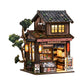 🌸🏠 Boutique miniature éclairée – Fleurs en devanture, lumière douce, l’esprit du printemps capturé dans une petite boîte à rêves 🌷✨