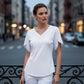 🌿👗 Blouse fluide col V – Manches flutter, silhouette flatteuse, facile à porter seule ou sous une veste, du bureau au dîner 🕊️👜