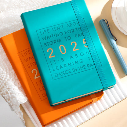 🖊️📅 Agenda quotidien 365 jours – Papier premium, une page par jour, de la place pour chaque idée, l’indispensable des amoureux de l’écriture et de la planification ✨📘