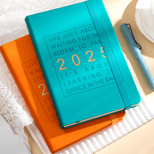 🖊️📅 Agenda quotidien 365 jours – Papier premium, une page par jour, de la place pour chaque idée, l’indispensable des amoureux de l’écriture et de la planification ✨📘