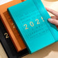 🖊️📅 Agenda quotidien 365 jours – Papier premium, une page par jour, de la place pour chaque idée, l’indispensable des amoureux de l’écriture et de la planification ✨📘
