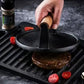 🥩🔥 Presse à steak et burger en fonte – Manche en bois, cuisson uniforme, aplatit et saisit la viande pour des burgers juteux et des steaks parfaitement dorés 🍔👌