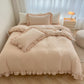 🛏️🌸 Parure de lit 4 pièces unie et simple – Bords à volants délicats, élégance intemporelle pour une chambre raffinée et accueillante ☁️