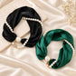 Apportez une touche d’élégance intemporelle à votre tenue ! Collier foulard à perles