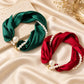 Apportez une touche d’élégance intemporelle à votre tenue ! Collier foulard à perles